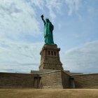 La Libertad iluminando al mundo, la icónica diosa verde de Nueva York.
