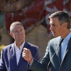 El presidente del Gobierno, Pedro Sánchez, acompañado por el presidente de la Junta de Castilla-La Mancha, Emiliano García Page, en el acto de presentación del Plan de Formación ante Emergencias para centros escolares, en el IES Fernando Zóbel de Cuenca, a 11 de septiembre de 2025, en Cuenca, Castilla-La Mancha (España). El objetivo del plan, es garantizar la formación de toda la comunidad educativa en la respuesta ante emergencias de protección civil. El plan también ofrecerá formación específica en prevención y respuesta a emergencias provocadas por causas naturales o derivadas de la acción humana como terremotos, tsunamis o inundaciones, entre otros fenómenos.

Lola Pineda / Europa Press
11/9/2025