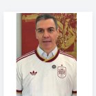 El presidente del Gobierno, Pedro Sánchez con la camiseta de la selección española