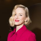 Naomi Watts (57 años), con un versátil y elegante bob ligeramente asimétrico, y una base de rubio dorado que dulcifica sus facciones