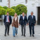 La presidenta de Extremadura, María Guardiola, junto al líder de Vox en la región, Óscar Fernández.