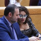 José Luis Ábalos y María Jesús Montero, curioseando con los móviles