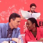 El presidente del Gobierno, Pedro Sánchez, y la exsecretaria general de la Internacional Socialista, Benedicta Lasi, durante un acto en noviembre de 2022.