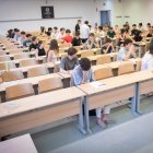 Alumnos antes de comenzar el examen de la PAU