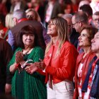 La esposa del presidente del gobierno, Begoña Gómez, junto a la presidenta del PSOE, Cristina Narbona, durante el 41 Congreso Federal del PSOE en el Palacio de Congresos y Exposiciones.