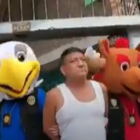 Los policías disfrazados deteniendo al traficante en Perú.