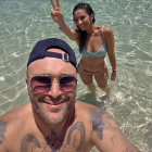 Estaba Kiko Rivera disfrutando tranquilamente de Mallorca junto a Lola García... y entonces llegó la lona gigante de Irene Rosales.