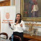 La alcaldesa de Carcaixent, Carolina Almiñana, durante la rueda de prensa.
