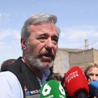 El presidente de Aragón, Jorge Azcón, atiende a los medios de comunicación desde el Puesto de Mando Avanzado, a 16 de julio de 2026, en Cinco Villas, Zaragoza, Aragón (España). El CECOPI ha analizado en la mañana de este jueves, 16 de julio,, en la Sala de Crisis del 112 del Edificio Pignatelli, la evolución del incendio forestal de Orés, en la Comarca de las Cinco Villas, que continúa activo y mantiene la Situación Operativa 2 Nivel 2 del Plan Especial de Protección Civil por Incendios Forestales, PROCINFO. Ha afectado ya a 4.500 hectáreas de campos de cultivo, matorral bajo y masa forestal, y cuatro municipios han sido evacuados.

Ramón Comet / Europa Press
16/7/2026