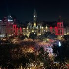 Miles de personas celebran la victoria de la selección española en la plaza del Ayuntamiento de Valencia
