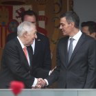 El presidente del Gobierno, Pedro Sánchez, y el presidente del Tribunal Constitucional, Cándido Conde Pumpido,durante el desfile militar por el 12 de octubre.