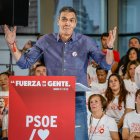 El presidente del Gobierno, Pedro Sánchez, interviene durante un acto de precampaña del PSOE, en Fórum Evolución, a 21 de octubre de 2026, en Burgos, Castilla y León (España). Se trata de la tercera visita de Sánchez a Castilla y León desde que se convocaron las elecciones, pues el líder socialista visitó Ponferrada (León) el pasado domingo 11 de octubre para un acto en La Térmica Cultural y  este lunes, día 19, en Valladolid encabezó un acto en la Cúpula del Milenio.

Tomás Alonso / Europa Press
21/10/2026