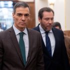 El presidente Pedro Sánchez y el ministro de Transportes, Óscar Puente