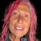 Rosa Benito se corta la melena y se la tiñe del color que hace referencia a su nombre