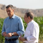 El presidente del Gobierno, Pedro Sánchez (2d), y el ministro de Agricultura, Pesca y Alimentación, Luis Planas (d), durante la presentación del Plan Estatal de Fertilizantes, en la Finca de Maíz, a 6 de julio de 2026, en San Martín de la Vega, Madrid (España). Este plan pretende alinearse con el ya presentado por la Unión Europea y tiene el objetivo de superar las respuestas de emergencia temporales para dotar al sector agroalimentario de estabilidad, sostenibilidad y autonomía a medio y largo plazo.

Jesús Hellín / Europa Press
06/7/2026