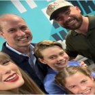 Taylor Swift y Travis Calce selfies junto a la familia real británica