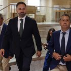 El líder de VOX en Valencia, Carlos Flores; el presidente de VOX, Santiago Abascal y el vicepresidente de la Generalitat Valenciana, Vicente Barrera