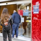 Varias personas con cita previa esperan para entrar en una oficina del SEPE