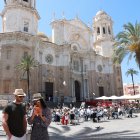 Turistas en la plaza de la Catedral de Cádiz.