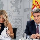 Yolanda Díaz y José Luis Escrivá tras el Consejo de Ministros