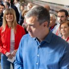 El presidente del Gobierno, Pedro Sánchez, y su mujer, Begoña Gómez, votan durante las últimas elecciones europeas.