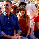 Pedro Sánchez y Begoña Gómez durante un mitin del PSOE en Benalmádena.