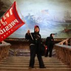 Un seguidor de Trump agita una bandera dentro del Congreso.