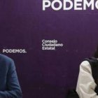 Montero con su hija en una reunión de Podemos.