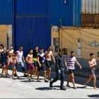 Decenas de menores entrando en Ceuta.