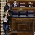 Sánchez aplaude a Díaz al subir a la tribuna a defender su reforma laboral.