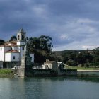 El cementerio de Niembro descansa sobre el mar Cantábrico.