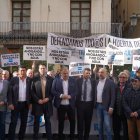 Mazón junto a los regantes frente al Palau de la Generalitat