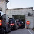 Los coches fúnebres llegan al Valle de los Caídos para el traslado de los restos de Primo de RIvera