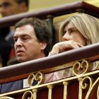 El hermano de Sánchez junto a Begoña Gómez en el Congreso