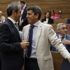 El presidente de la Generalitat valenciana, Carlos Mazón (d), y el vicepresidente de la Generalitat Valenciana y conseller de Cultura y Deporte, Vicente Barrera