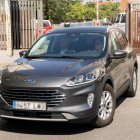 Un coche con las lunas tintadas con Begoña Gómez sale del garaje de los juzgados de Plaza Castilla.