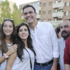 Pedro Sánchez y jóvenes de Madrid