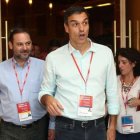 Pedro Sánchez, a sullegada al Congreso del PSOE, junto a su colaborador Ábalos