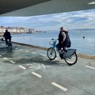 Usuarios transitando en bicicletas eléctricas por Santander.