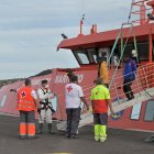 Trabajadores de la Cruz Roja atienden a los 190 migrantes rescatados.