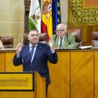 El consejero de Turismo Arturo Bernal en el atril y el presidente del Parlamento Jesús Aguirre.