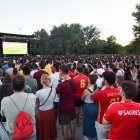 Miles de personas celebran un gol durante el partido de semifinales de la Eurocopa entre España y Francia en Madrid.