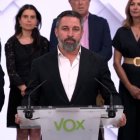 Abascal comunica su decisión rodeado de una seria ejecutiva