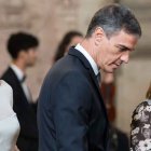 Begoña Gómez junto a Sánchez cabizbajo