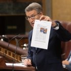 El presidente del Partido Popular, Alberto Núñez Feijóo, interviene durante la sesión extraordinaria en el Congreso.