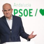 El expresidente de la Junta de Andalucía, Manuel Chaves, este jueves durante una rueda de prensa en la sede del PSOE-A.