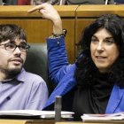 La parlamentaria Eukene Arana encabeza la delegacion de Podemos a la última mascarada de ETA. A su lado, el líder de la formación en el País Vasco, Lander Martínez.