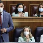 Pedro Sánchez, junto a las vicepresidentas Calviño y Díaz en el Congreso