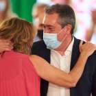 El secretario general del PSOE-A, Juan Espadas, abraza a su antecesora, la expresidenta de la Junta de Andalucía,  Susana Díaz.