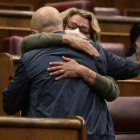 Odón Elorza se abraza a una diputada de Podemos tras su incendiaria intervención este miércoles.